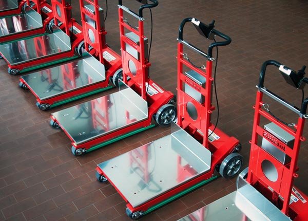 Una fila di carrelli saliscale elettrici Zonzini